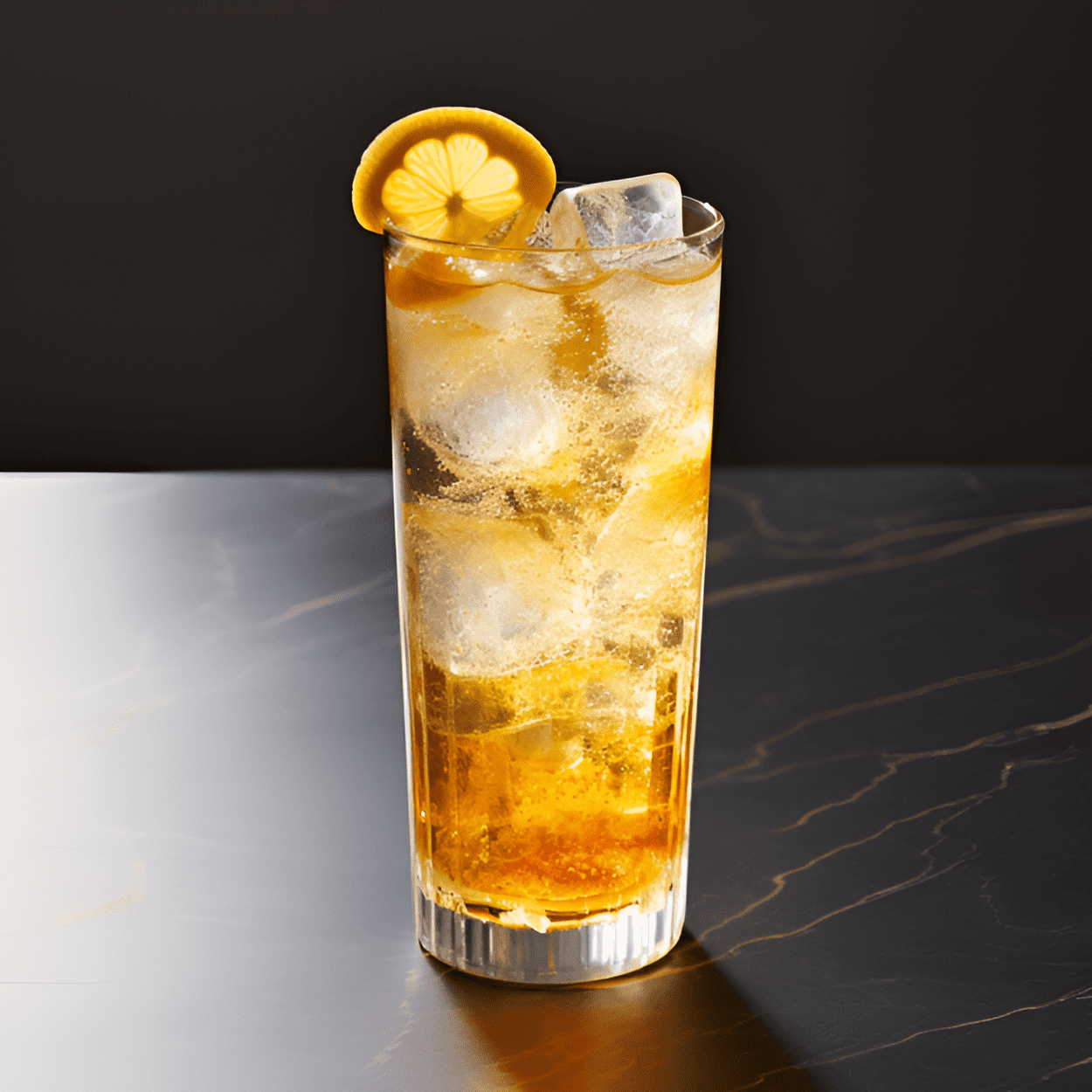 Tokyo Highball Cóctel Receta - El Tokyo Highball es crujiente, refrescante y sutilmente dulce. El whisky japonés proporciona una base suave y rica, mientras que el agua de soda añade una efervescencia burbujeante. El toque de limón le da un refrescante giro cítrico.